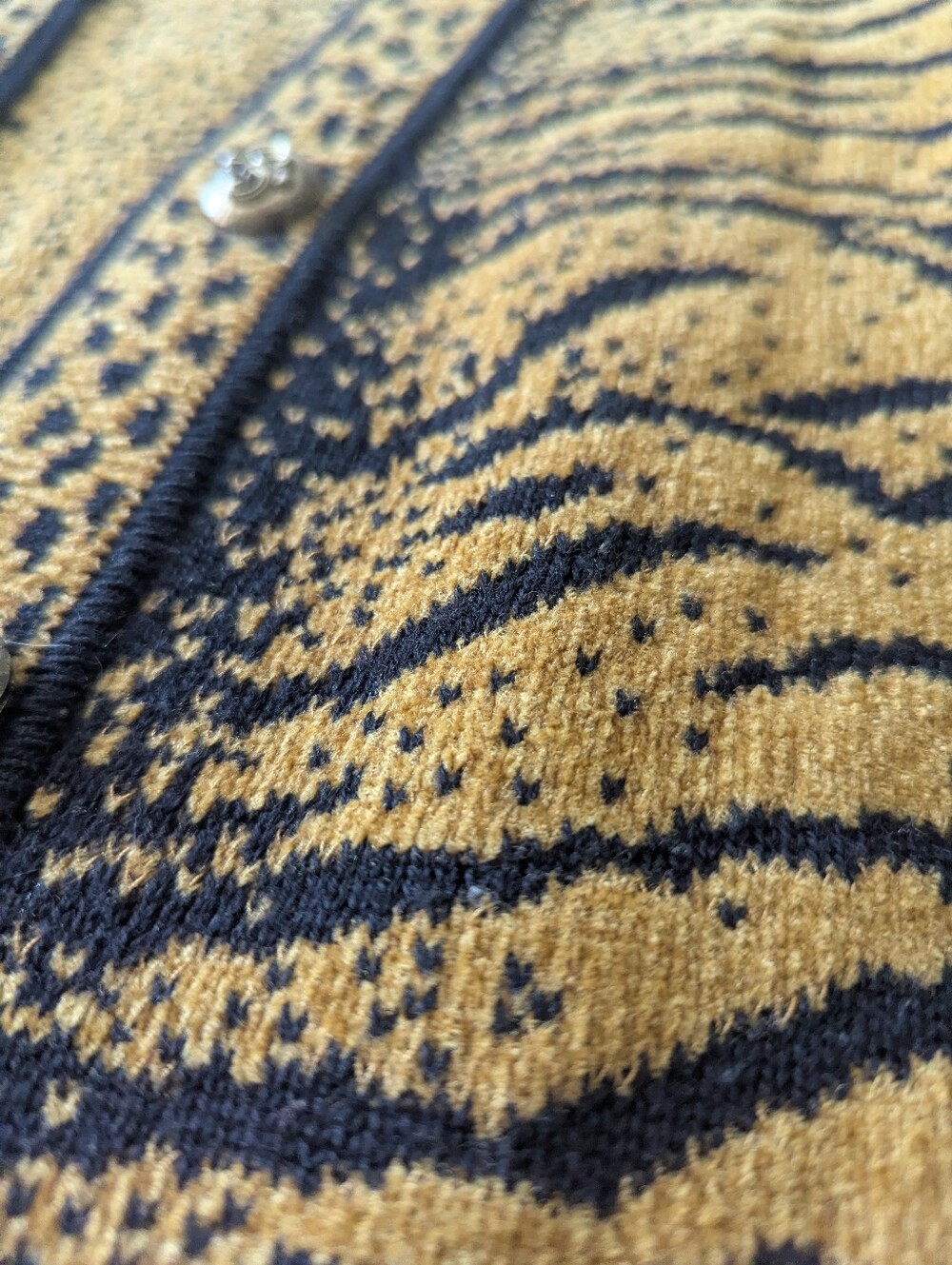 Vintage 90s Tiger Print Long Cardigan With Embroidered Tigers - Picture 6 of 13